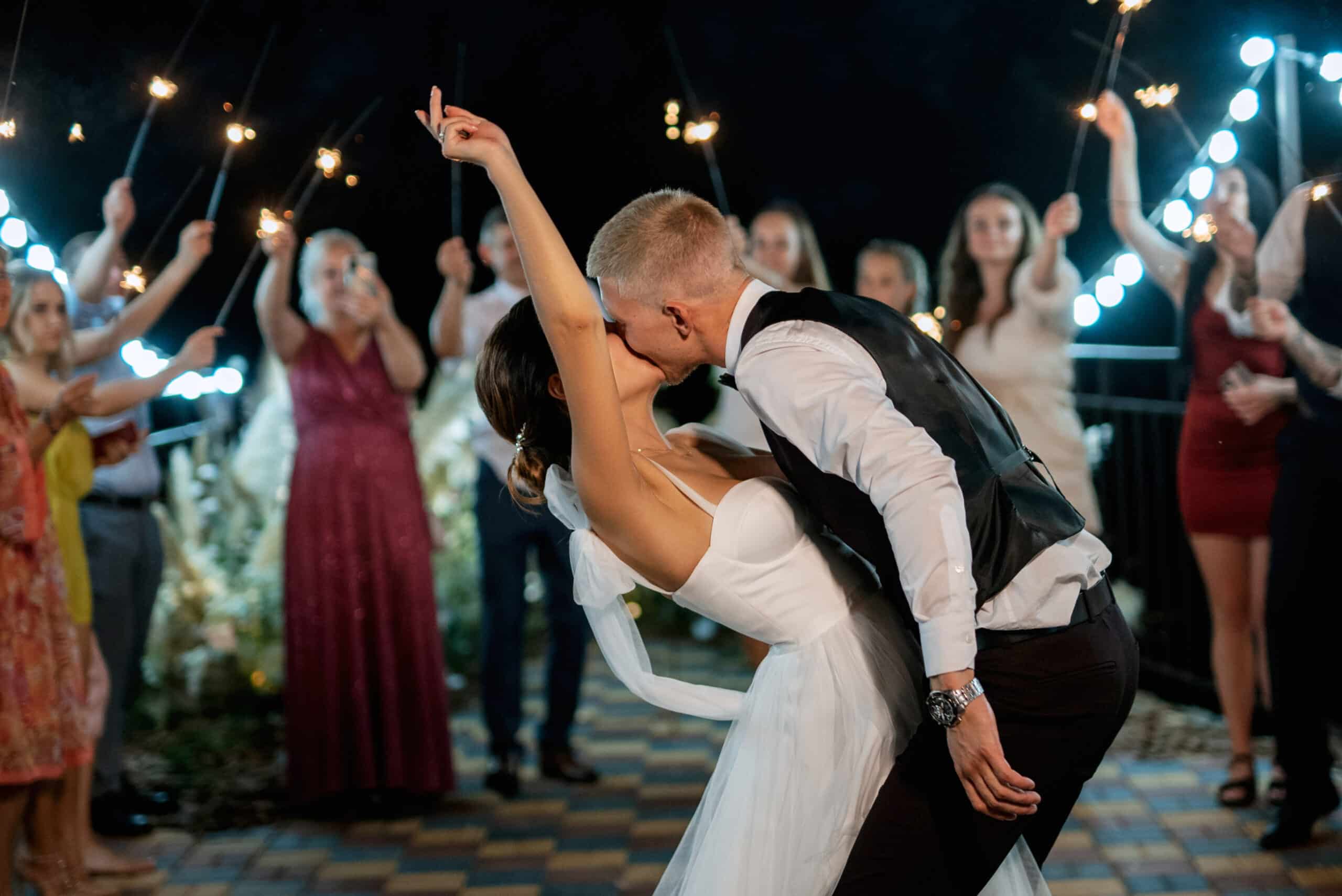 Silke Otte 3 sparklers wedding newlyweds hands joyful guests 1 scaled